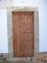 Porta de entrada em madeira de pinho restaurada