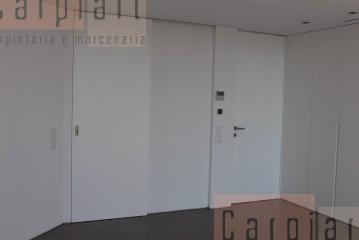 Porta interior de correr com acabamento lacado branco