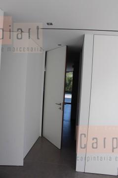 Porta interior pivotante com um lado com acabamento em lacado branco