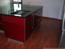 Cozinha em formica cor bordeaux