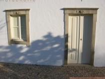 Porta e janela em madeira de casquinha vermelha pintada