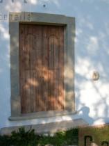 Porta de entrada em madeira de pinho restaurada