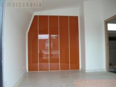 Roupeiro em laminado branco com portas de abrir, perfil de alumínio e vidro com vinil